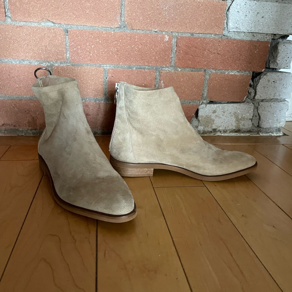 Via Spiga tan ankle boots. Size 5.5